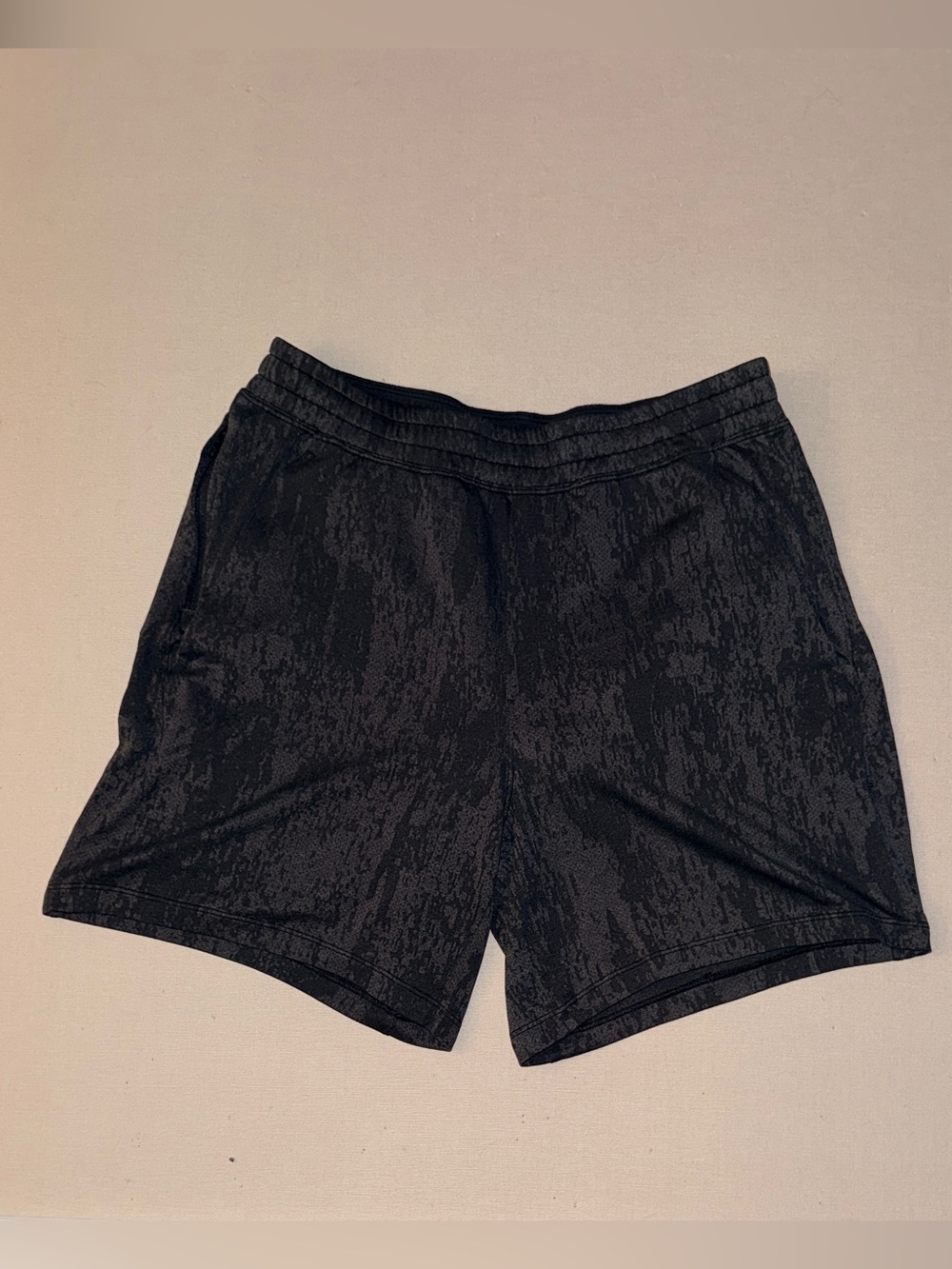 Lululemon Men's Athletic Shorts - Dark Gray Patterned LINED - LARGE